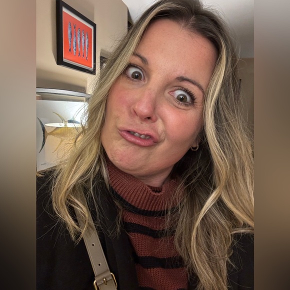 JENNY IS LIVE! Come shop, have fun and just be you. 💛 Jenny - Picture 4 of 10